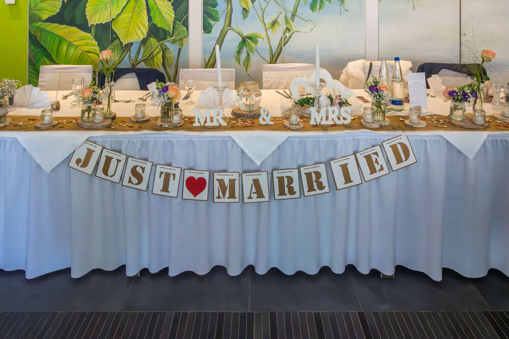 Tischdekoration bei einer Hochzeitsfeier (Manfred Härtl)