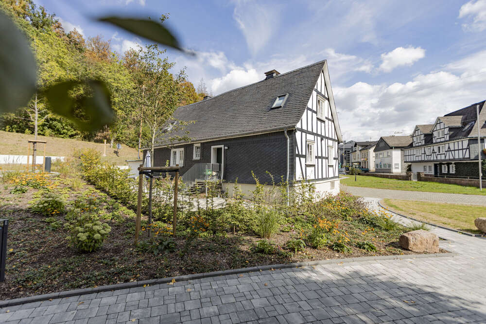 St. Peter und Paul Pfarrhaus Kirchhundem  (MDK PHOTOVISION)