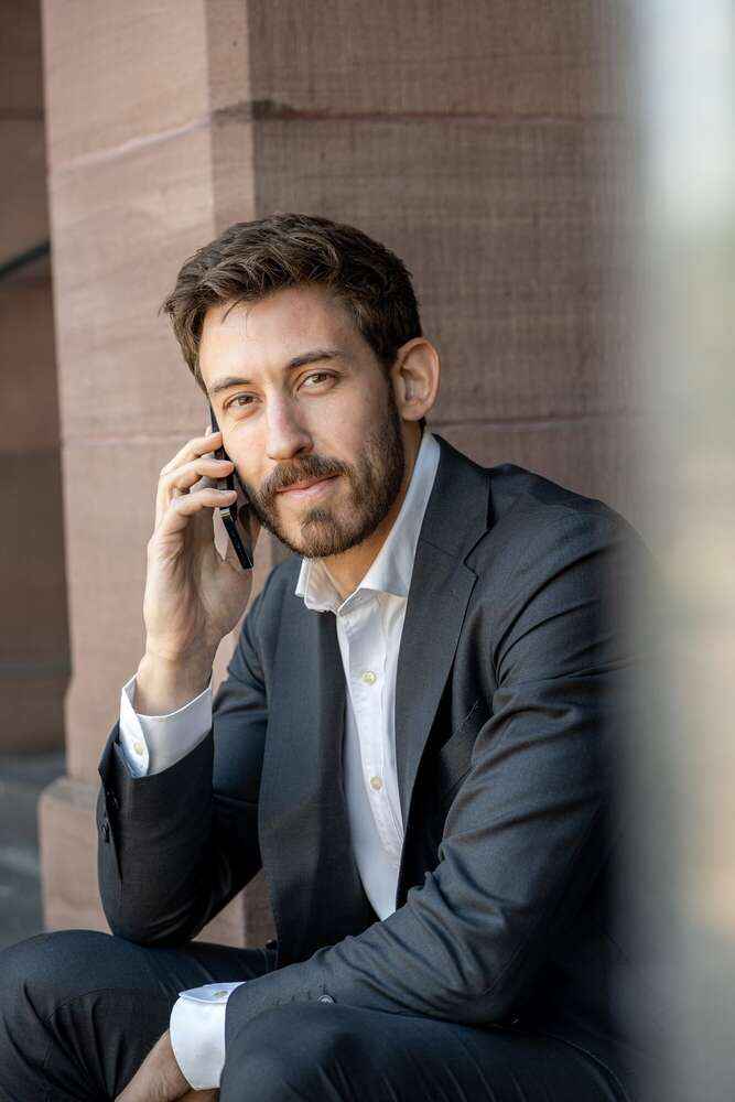 Rechtsanwalt Niklas Clamann (Julien Jones)