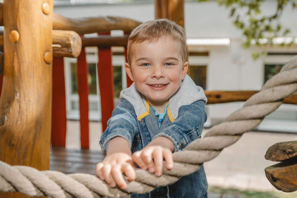 Portrait eines Jungen beim Spielen. Fototag im Kindergarten, outdoor  (Axel Jahnke | Fotografie)