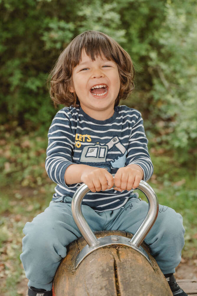 Kind hat Spaß auf der Wippe am Fototag im Kindergarten (Axel Jahnke | Fotografie)