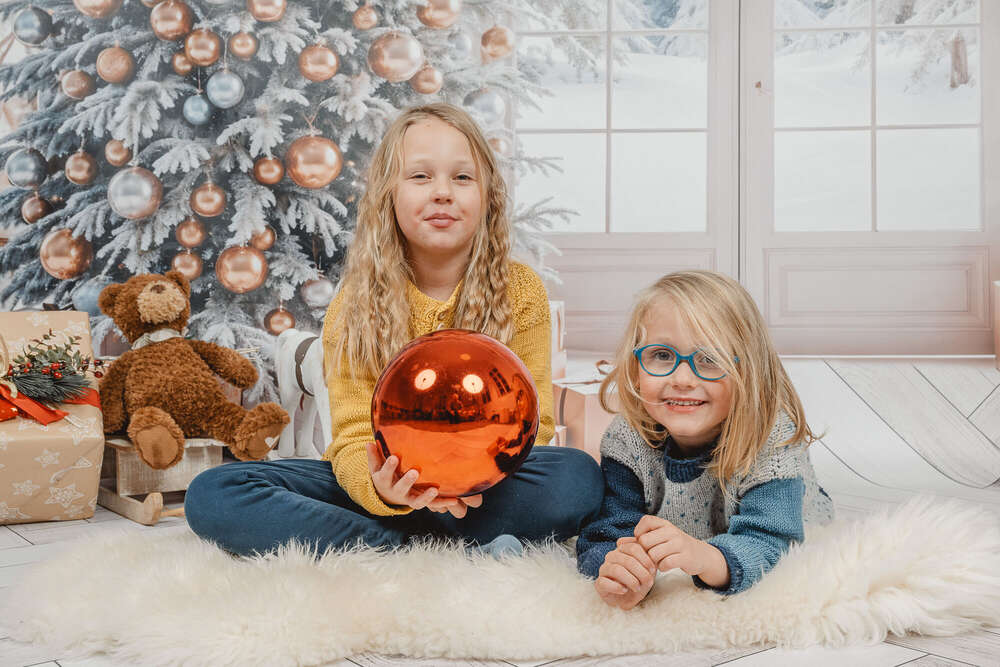 Geschwister unterm Weihnachtsbaum. Weihnachtlisches Mini- Shooting für Familien (Axel Jahnke | Fotografie)
