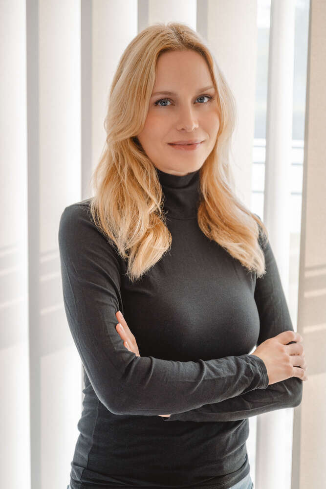 Buisnessporttrait einer blonden Frau, indoor (Axel Jahnke | Fotografie)