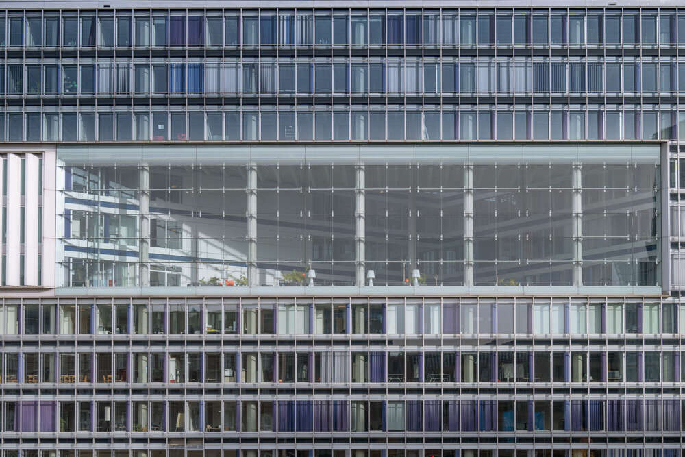Ausschnitt einer Glasfasade eines modernen Bürogebeudes (Axel Jahnke | Fotografie)