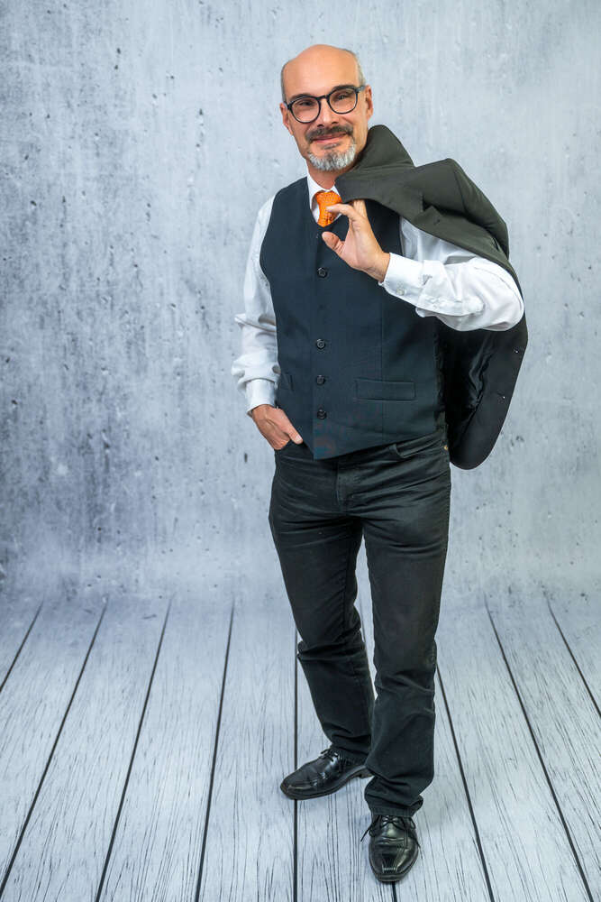 Portrait eines Mannes im Anzug, die Jacke locker über der Schulter  (Axel Jahnke | Fotografie)