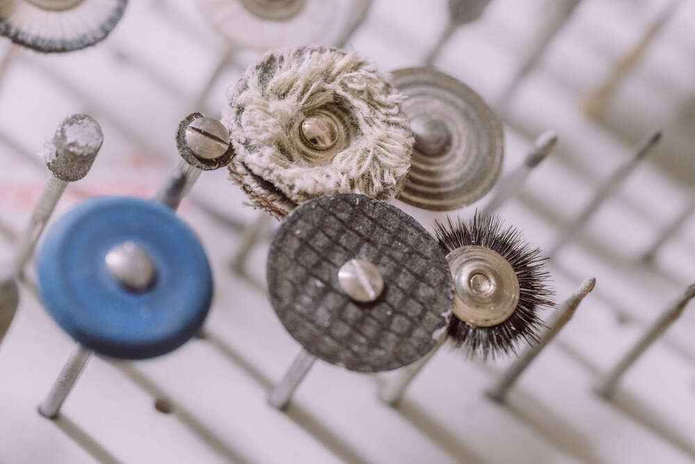 Nahaufnahme von Schleifscheiben im Dentallabor (Axel Jahnke | Fotografie)