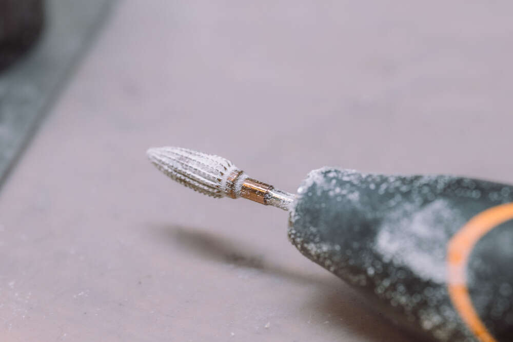 Nahaufnahme eines Schleifgerätes im Dentallabor (Axel Jahnke | Fotografie)