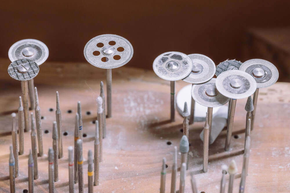 Verschiedene Trenn- und Schleifscheiben im Dentallabor (Axel Jahnke | Fotografie)