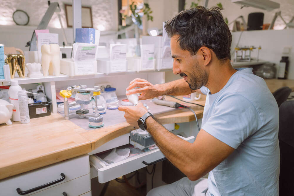 Zahntechniker bei der Arbeit, business Portrait Mittarbeiter  (Axel Jahnke | Fotografie)