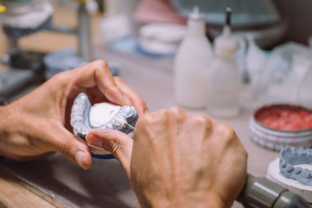 Zahntechniker bei der Arbeit, Detailaufnahme  (Axel Jahnke | Fotografie)