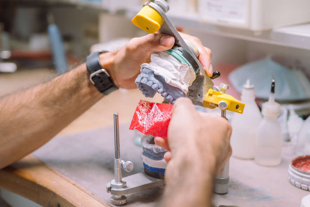 Zahntechniker bei der Arbeit, Detailaufnahme  (Axel Jahnke | Fotografie)