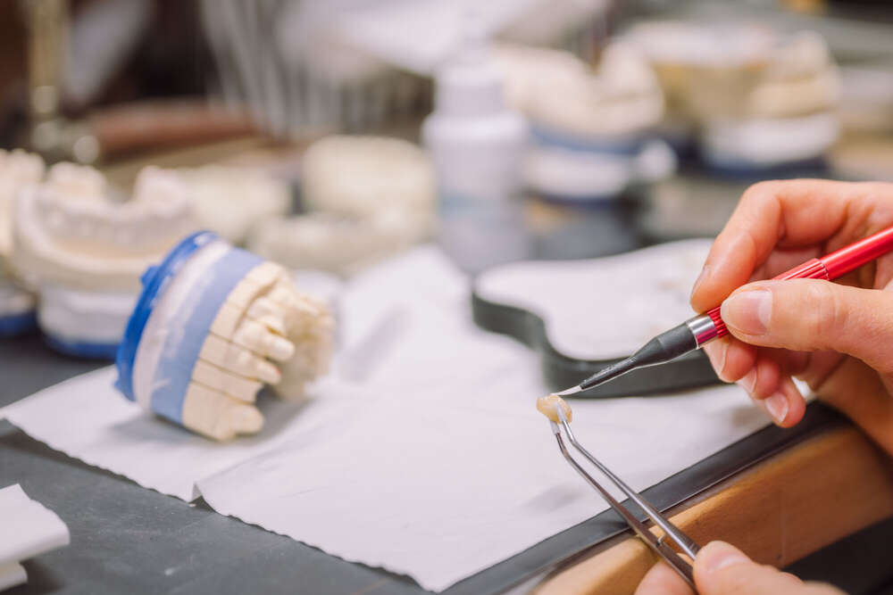 Detailaufnahme, Zahntechnikerin bei der Arbeit  (Axel Jahnke | Fotografie)