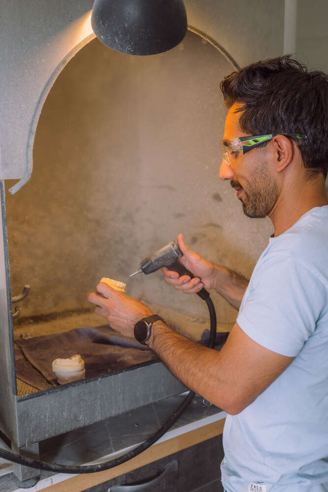 Zahntechniker bei der Arbeit  (Axel Jahnke | Fotografie)