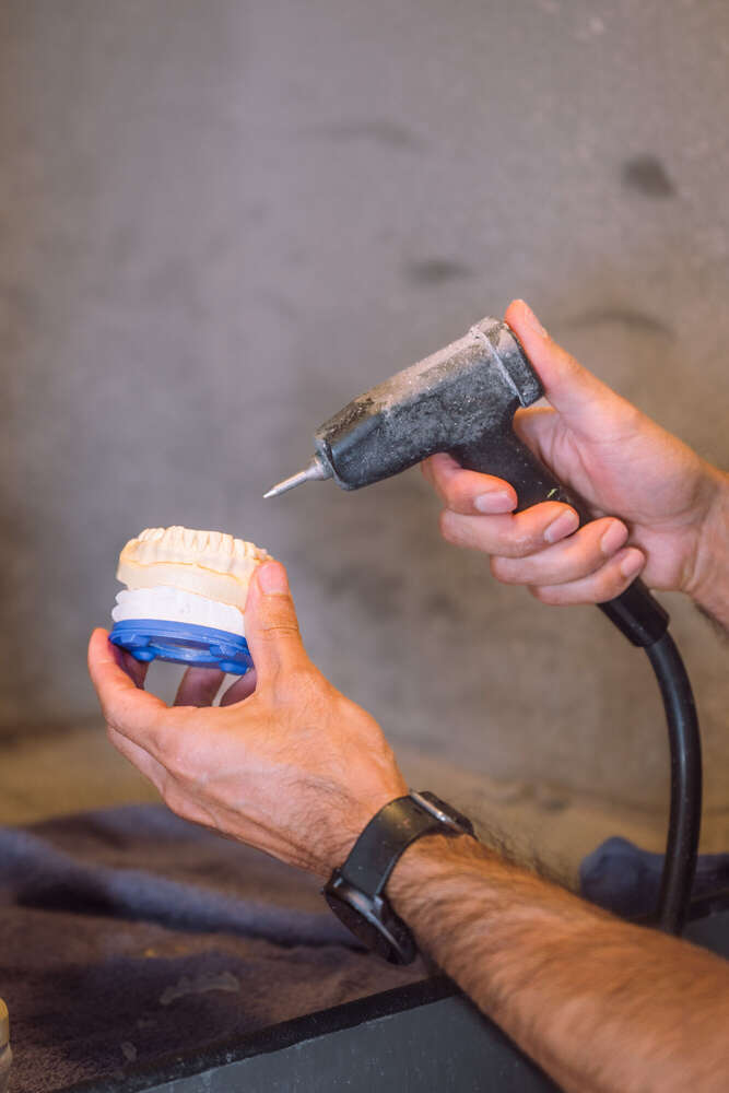 Zahntechniker bei der Arbeit, Detailaufnahme  (Axel Jahnke | Fotografie)