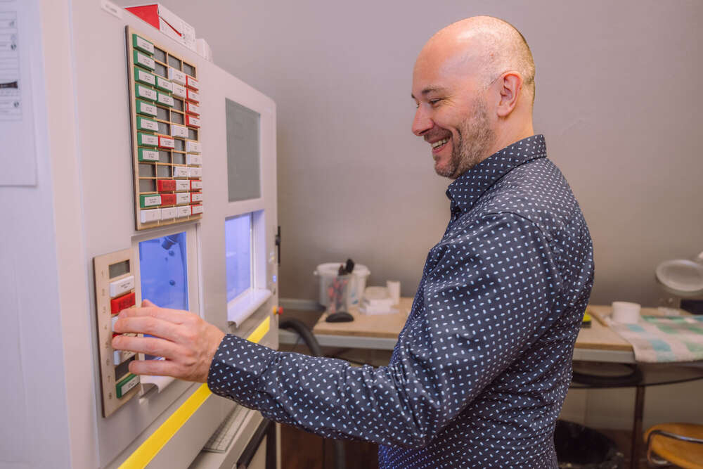 Mitarbeiter programiert Maschine, Mitarbeiter Portrait Dentallabor (Axel Jahnke | Fotografie)
