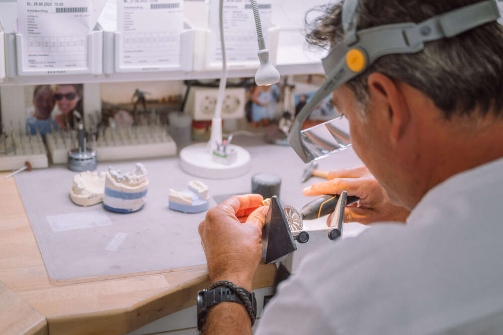 Zahntechniker bei der Arbeit  (Axel Jahnke | Fotografie)
