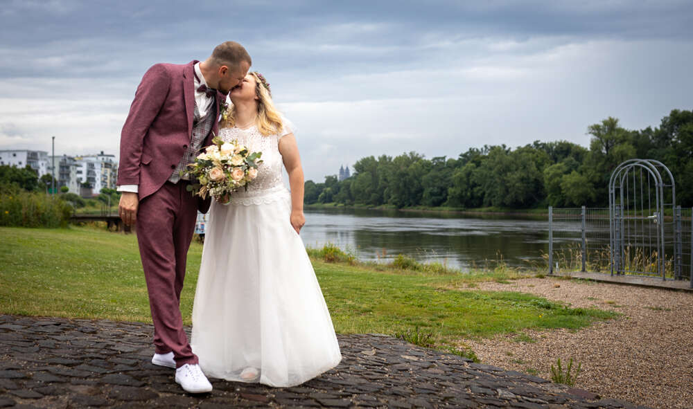 Kuss an der Elbe (Sebastian Siebert)