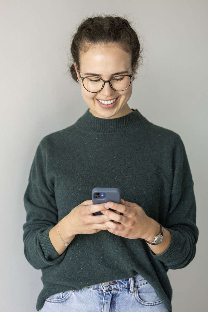 Frau am Mobiltelefon (Fotograf-Welt)