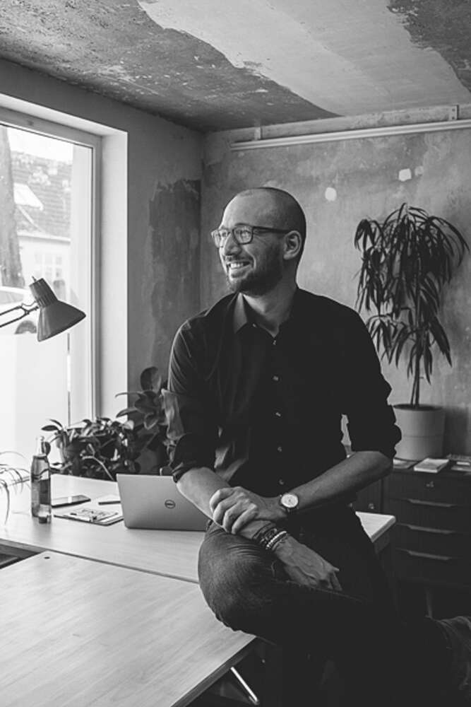 Business (Mia Graphya)