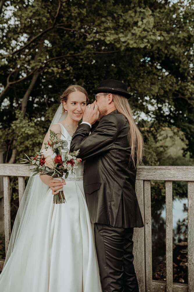 Hochzeit - Brautpaarfotos auf einer Br&uuml;cke (Mit Herz und Kamera)