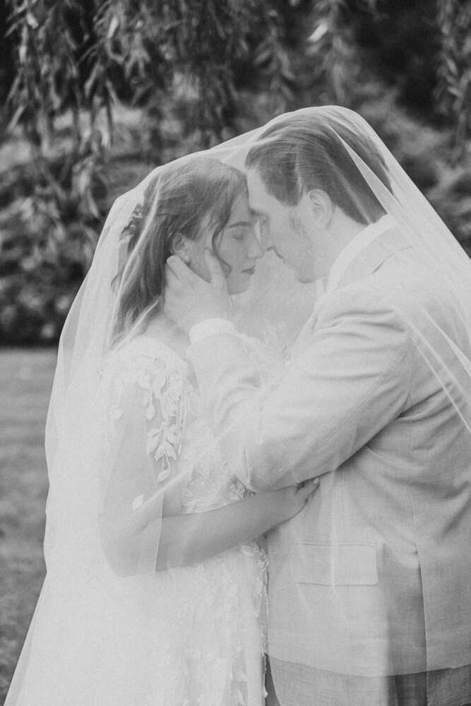 Hochzeit - Brautpaarfotos unter einem Baum (Mit Herz und Kamera)