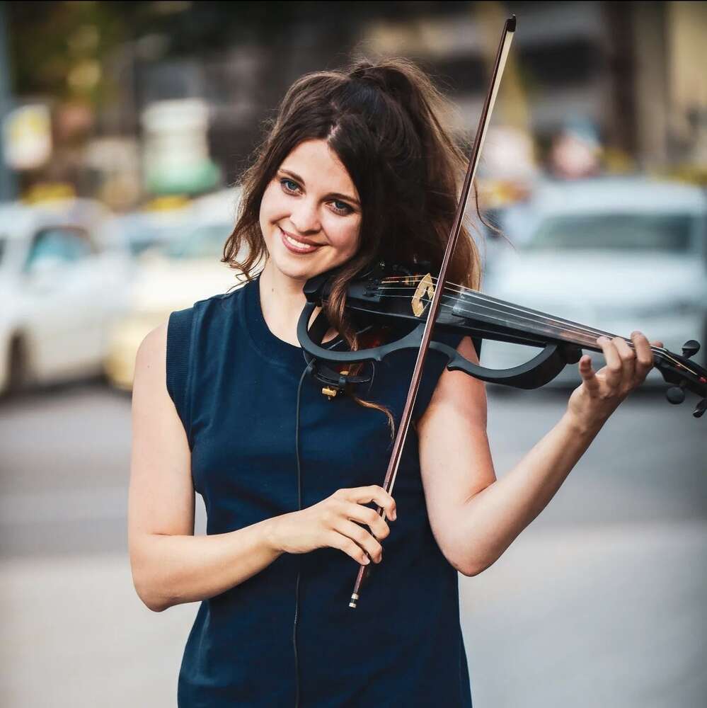 Sch&ouml;ne geigespielerin (Karen Ghavi)