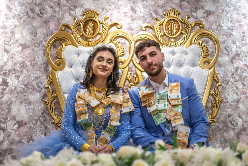 Brautpaar auf St&uuml;hlen (Leonard Maleika)