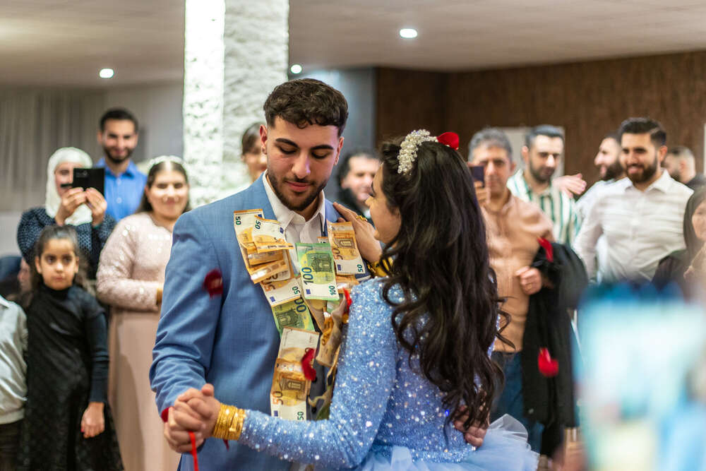 Brautpaar f&uuml;hrt Hochzeitstanz auf  (Leonard Maleika)