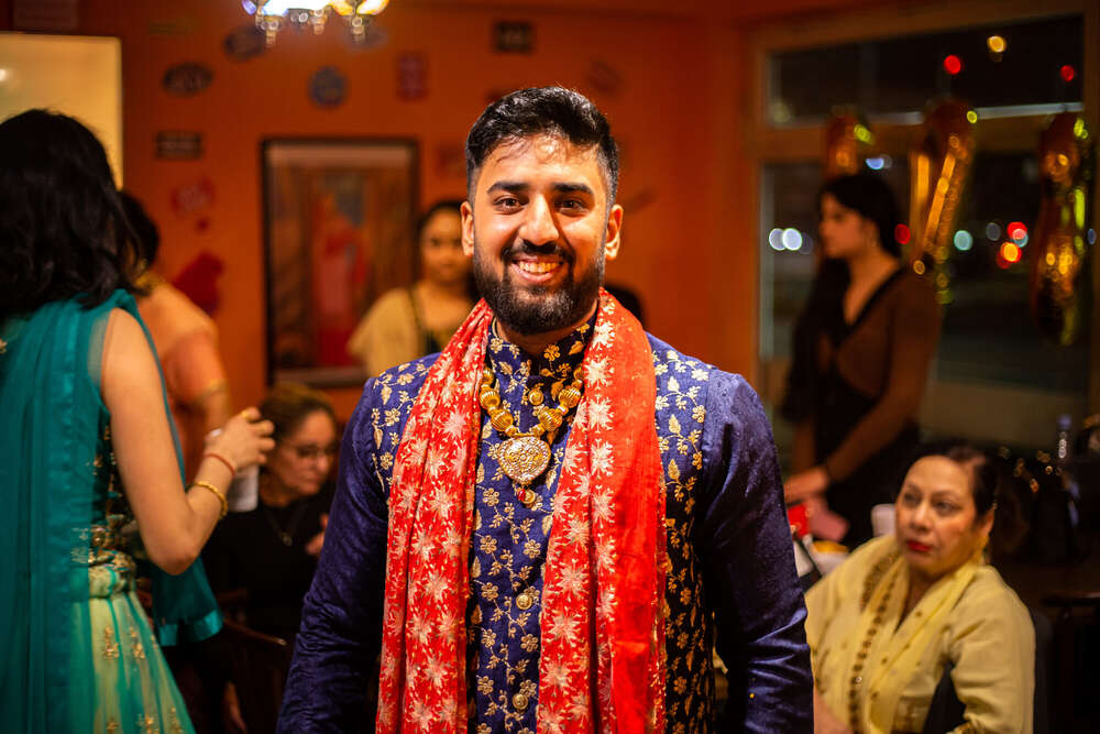 Ein Br&auml;utigam bei seiner Verlobungsfeier  (Leonard Maleika)