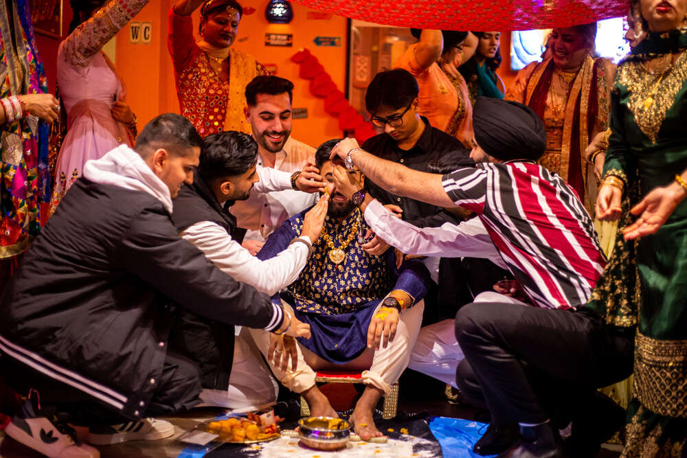 Ein Br&auml;utigam bei seiner Verlobungsfeier  (Leonard Maleika)