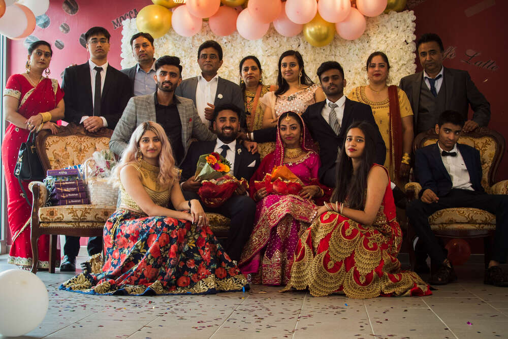 Ein Brautpaar mit Verwandten (Leonard Maleika)