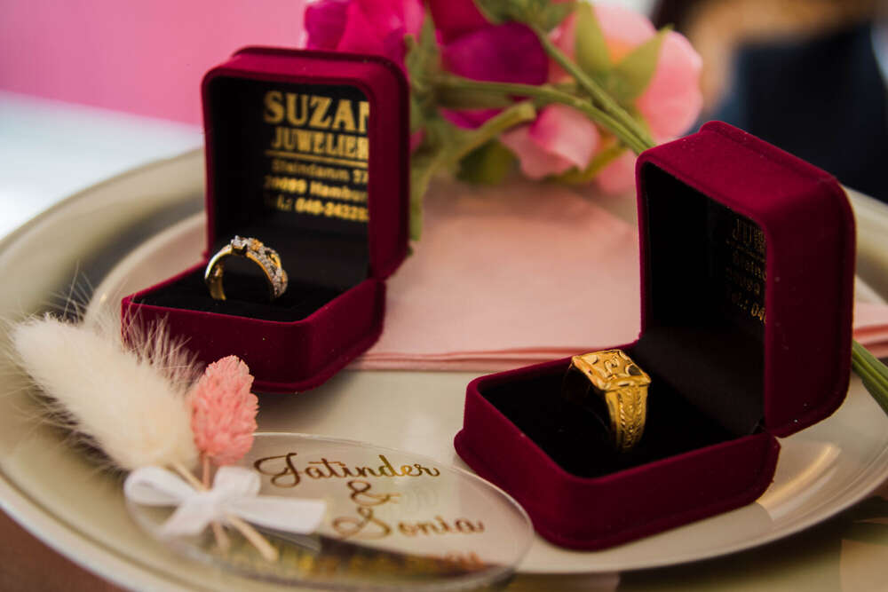 Detailaufnahme von zwei Verlobungsringen (Leonard Maleika)