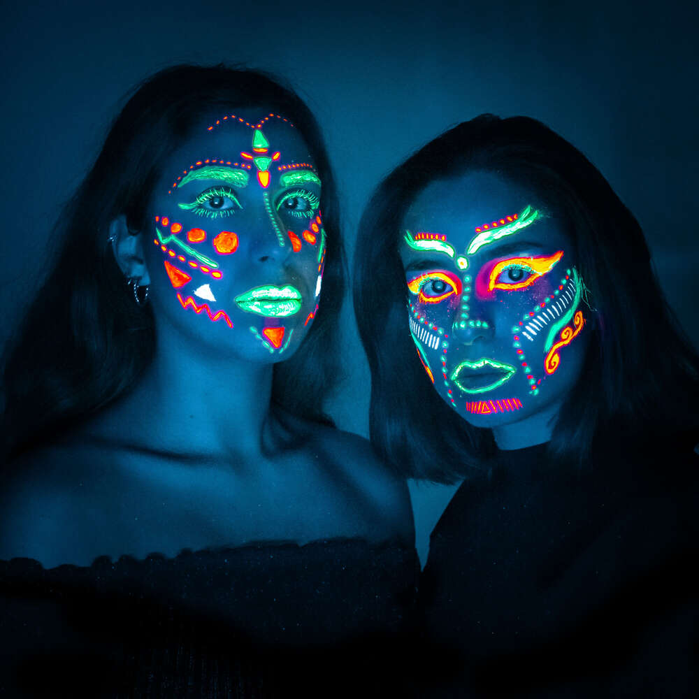 Zwei weibliche Models mit Schwarzlichtfarbe (Leonard Maleika)
