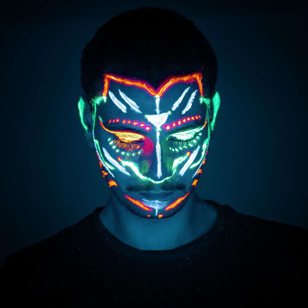 Ein m&auml;nnliches Model mit Schwarzlichtfarbe (Leonard Maleika)