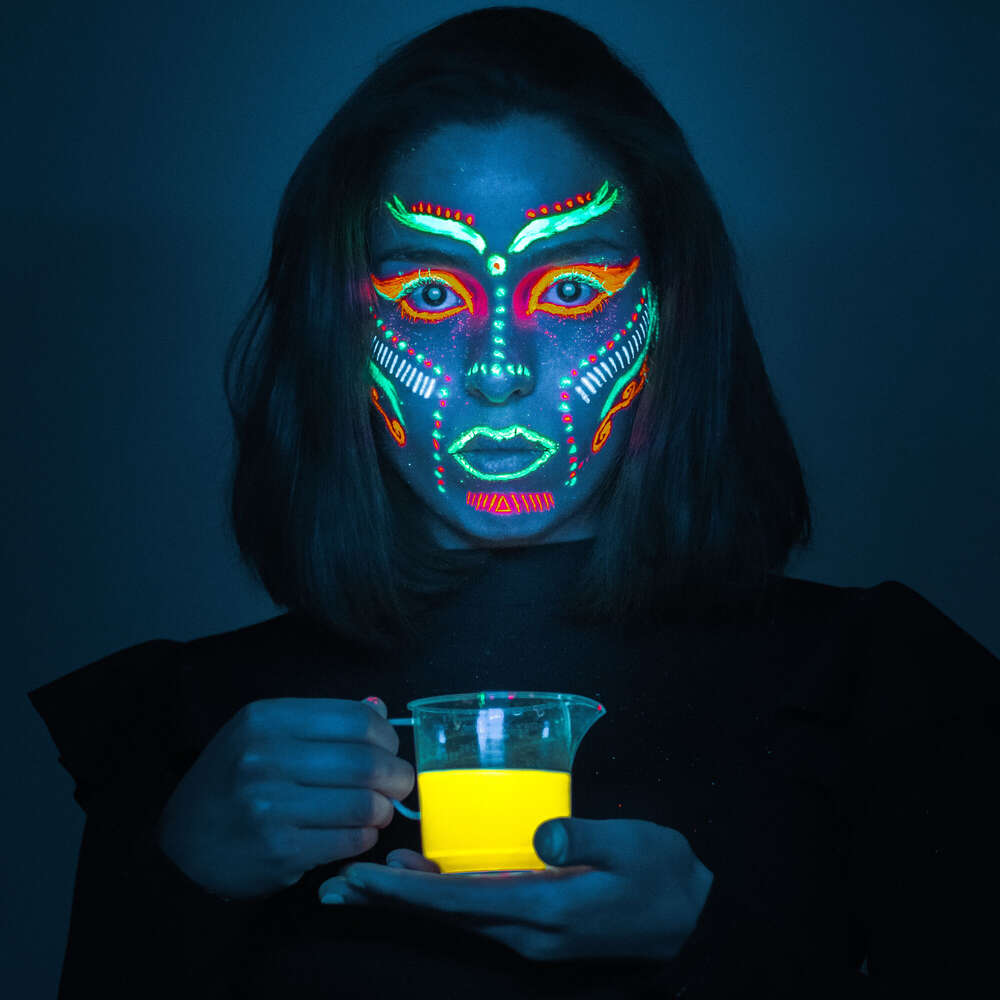 Ein weibliches Model mit Schwarzlichtfarbe (Leonard Maleika)