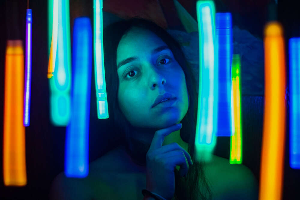 Model zwischen Leuchtst&auml;ben (Leonard Maleika)