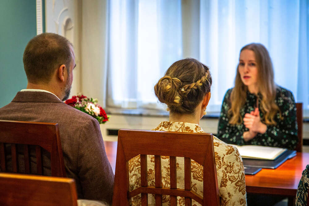Brautpaar im Standesamt (Leonard Maleika)
