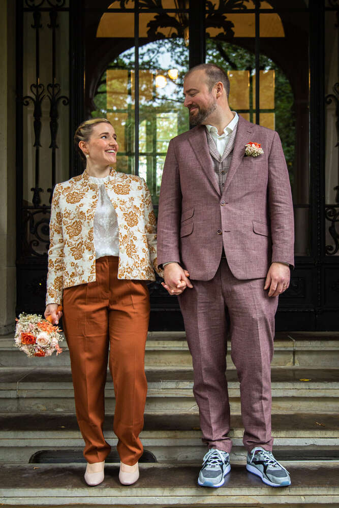 Brautpaar vor dem Standesamt (Leonard Maleika)