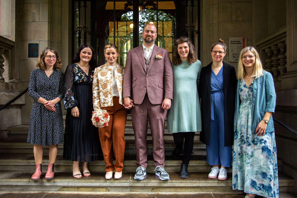 Brautpaar vor dem Standesamt (Leonard Maleika)