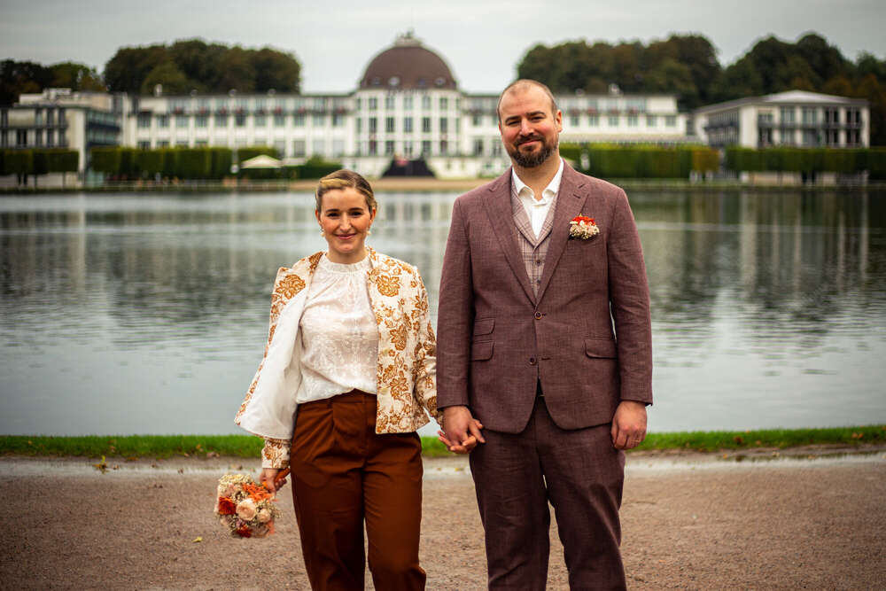 Brautpaar an sch&ouml;ner Location (Leonard Maleika)