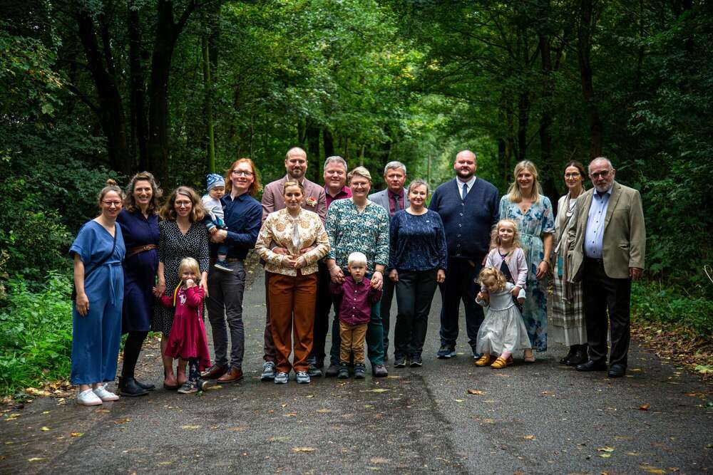 Brautpaar mit Freunden und Verwandten (Leonard Maleika)