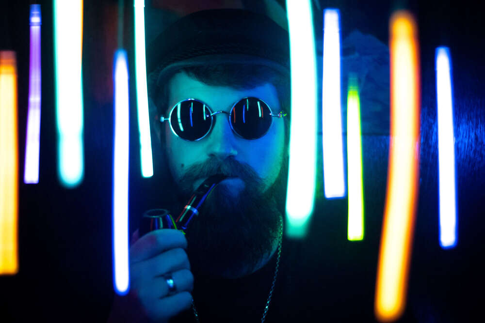 Model mit Pfeife in Neonlicht (Leonard Maleika)