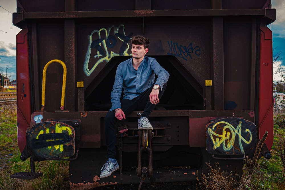 Model auf Bahnwaggon (Leonard Maleika)