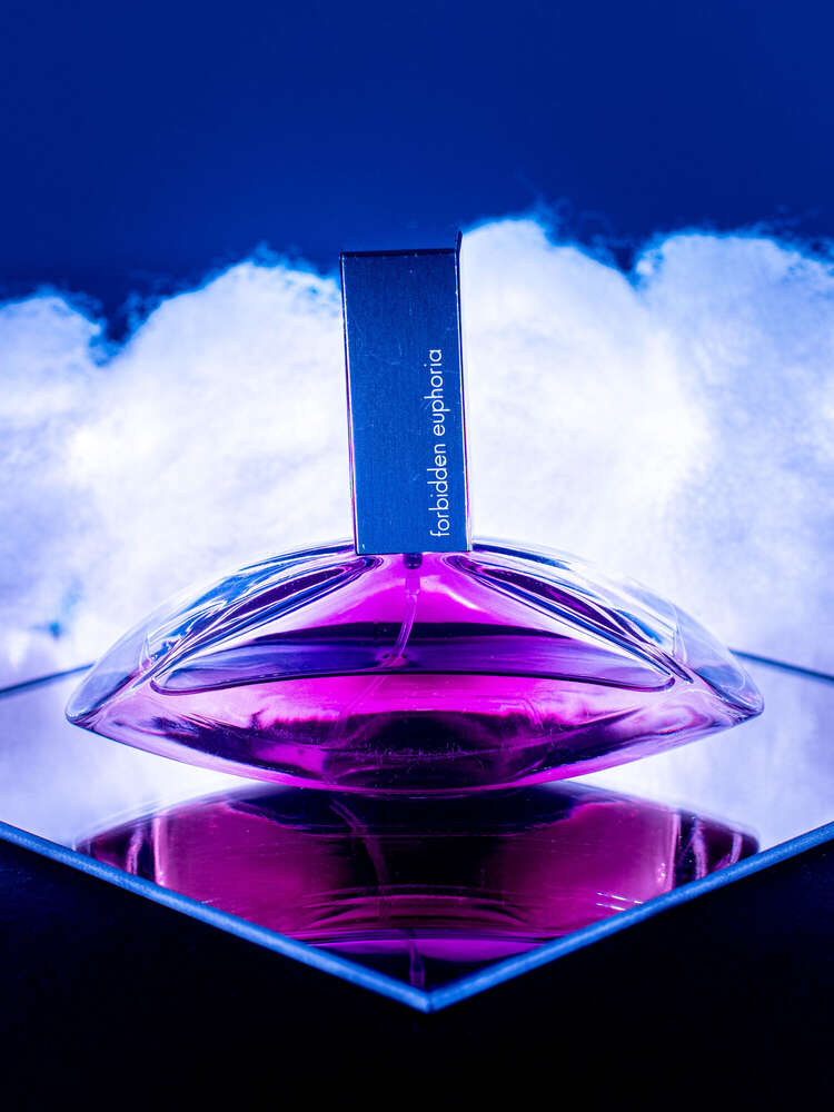 Produktfoto eines Parfüms vor Wolken Hintergrund in stimmungsvollem Licht (Leonard Maleika)