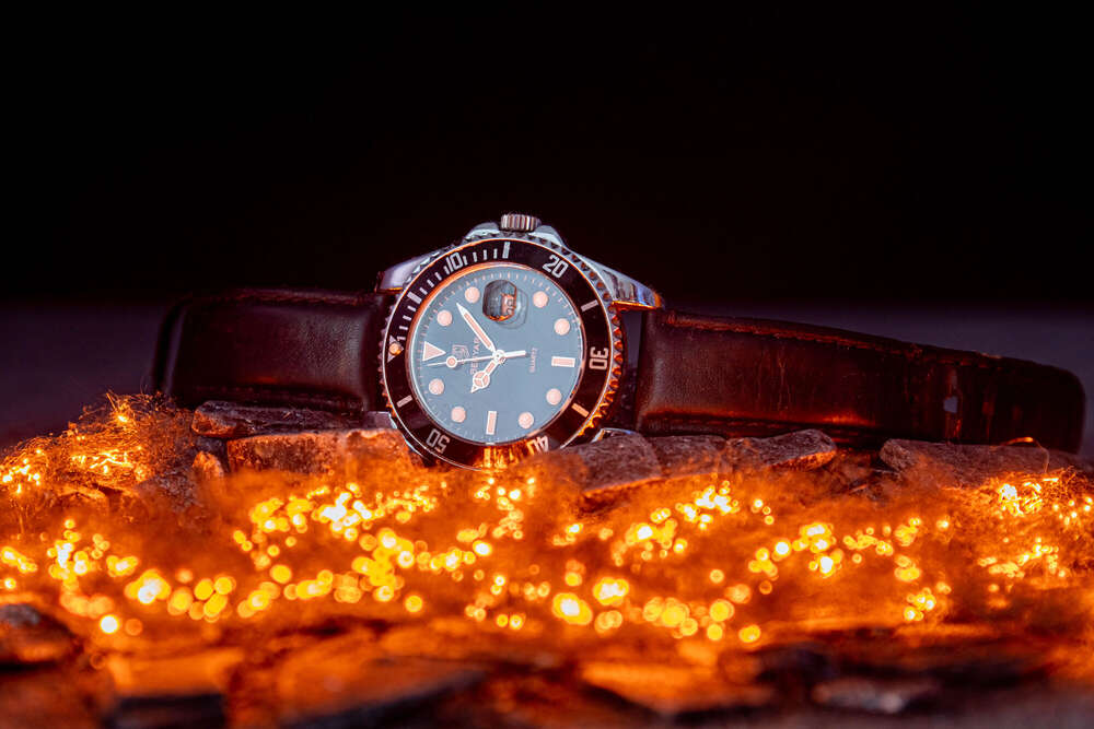 Armbanduhr vor glühendem Feuer (Leonard Maleika)