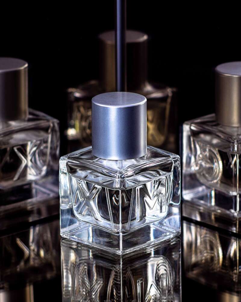 Produktfoto eines Parfüms vor Spiegeln (Leonard Maleika)