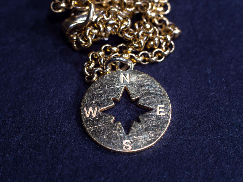 Detaillierte Close-Up Aufnahme eines goldenen Kettenanhängers (Leonard Maleika)