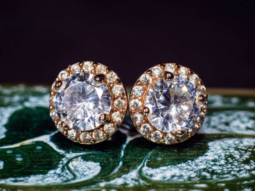 Close Up Aufnahme zweier Ohrringe  (Leonard Maleika)