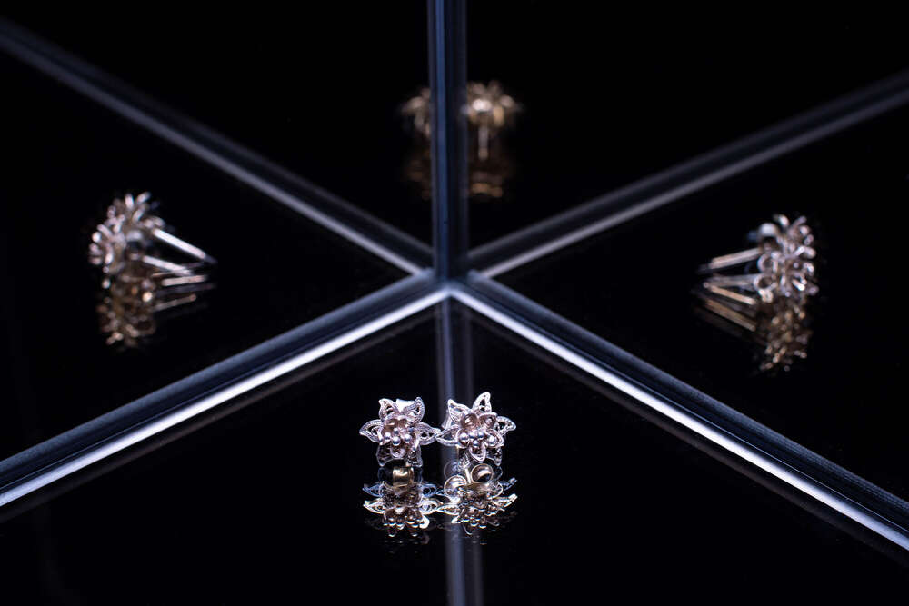 Kreatives Produktfoto von Ohrringen vor Spiegeln (Leonard Maleika)