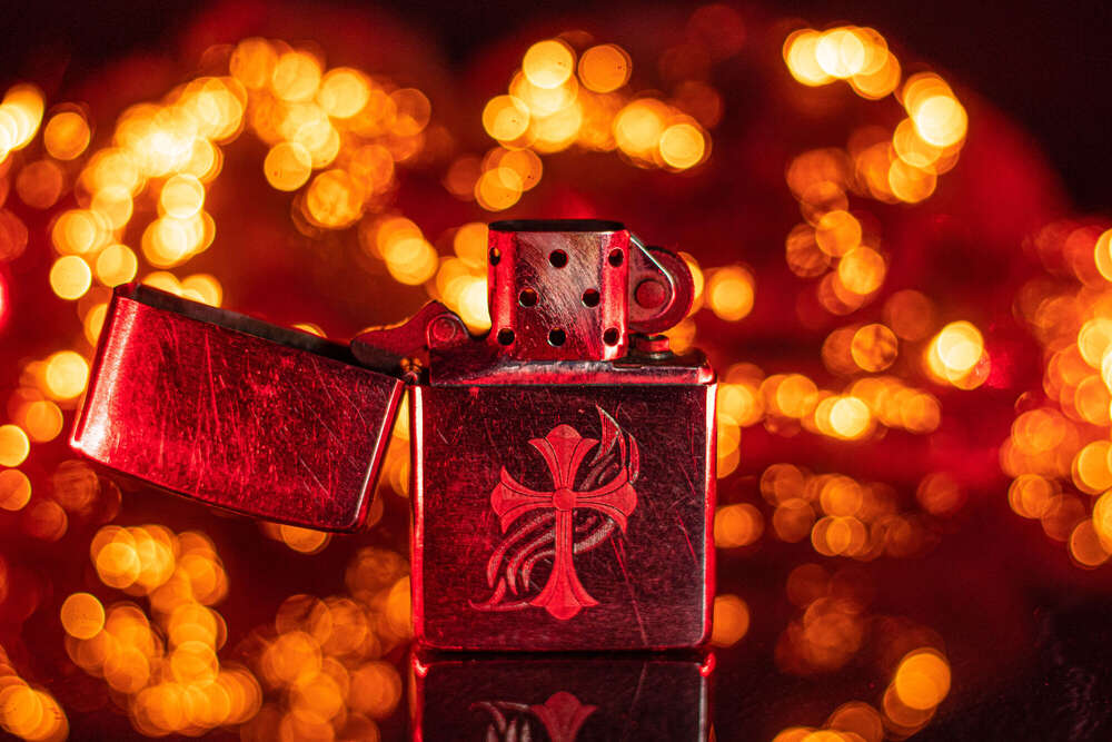Dramatisches Produktfoto eines Feuerzeugs vor glühendem Feuer (Leonard Maleika)